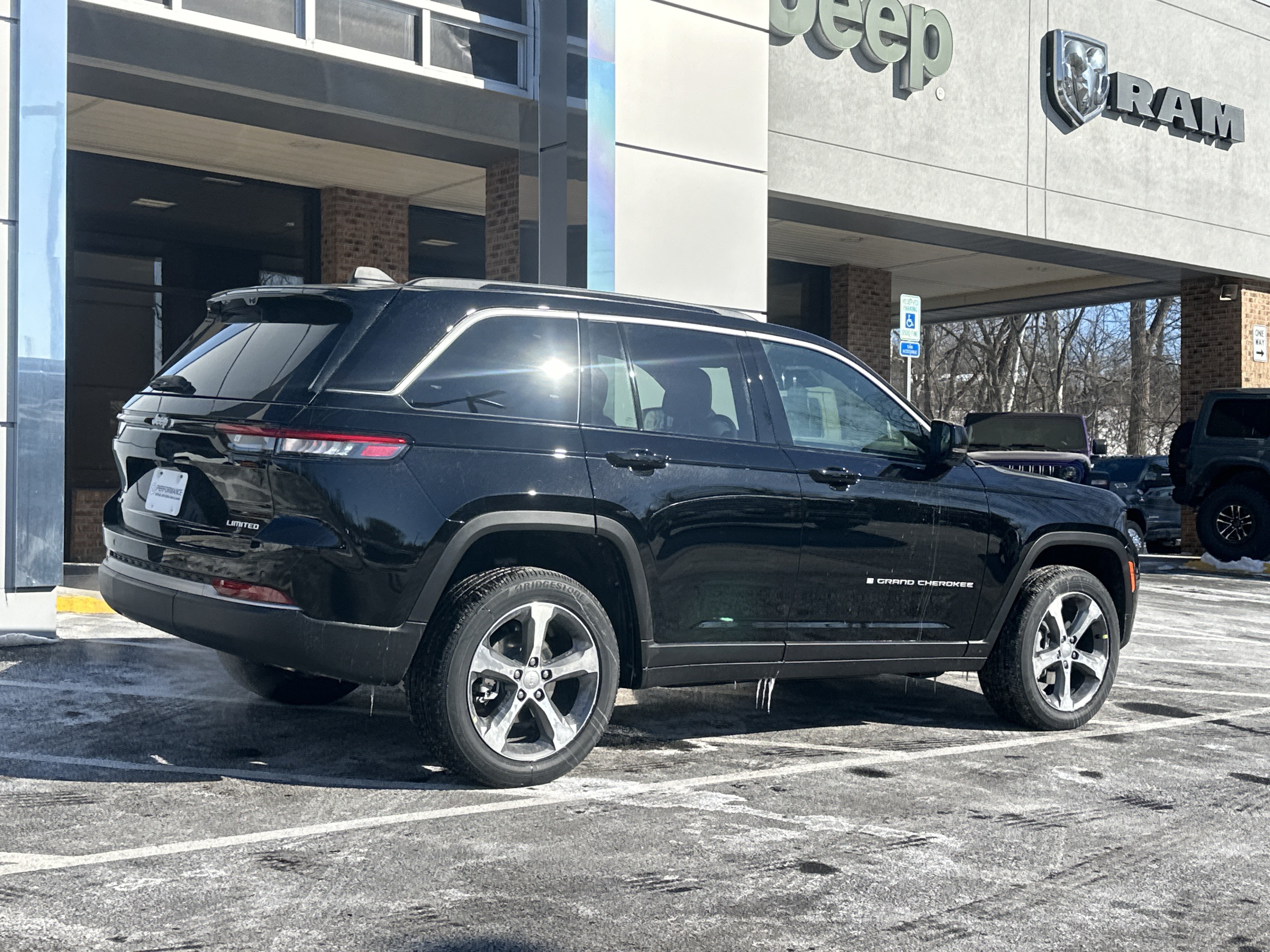 New 2026 Jeep Grand Cherokee Limited w/ Luxury Tech Group II AWD/4WD image 18