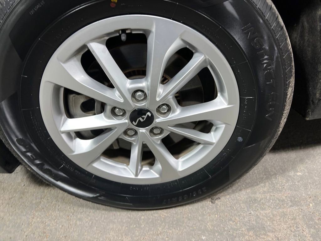 Used 2023 Kia Carnival LX image 34