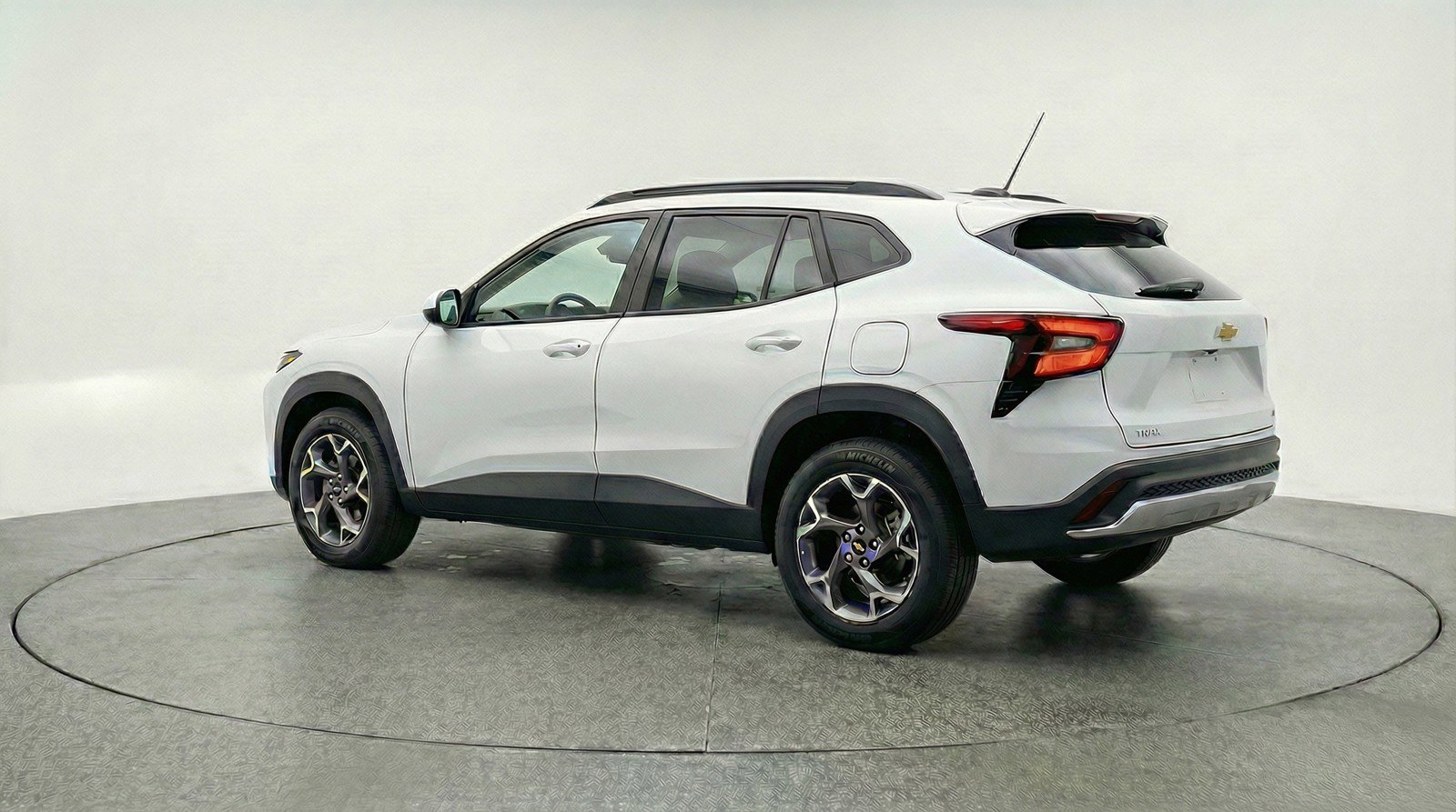 Used 2025 Chevrolet Trax LT FWD image 6
