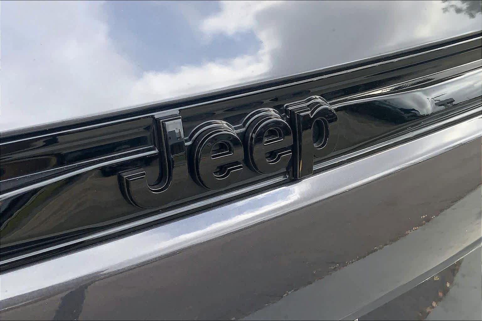 Used 2025 Jeep Grand Cherokee Altitude AWD/4WD image 48