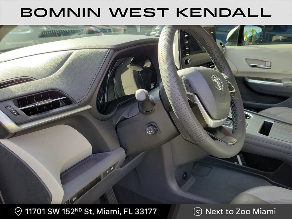 Used 2024 Toyota Sienna Limited image 8
