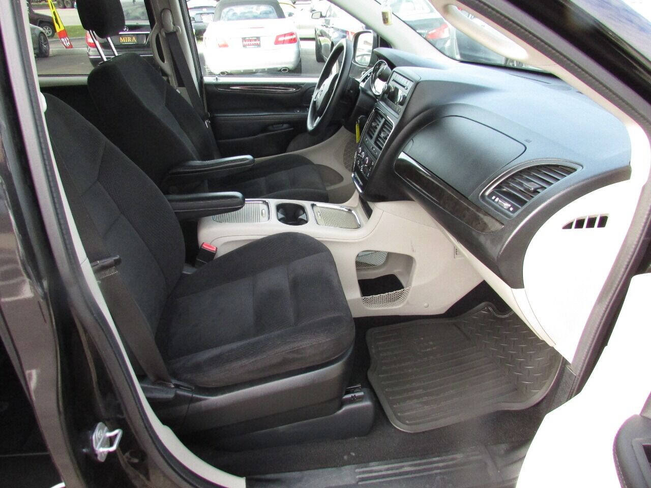 Used 2015 Dodge Grand Caravan SXT FWD image 29