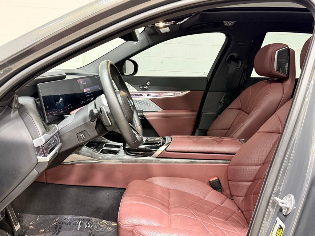 Used 2024 BMW i7 xDrive60 image 33