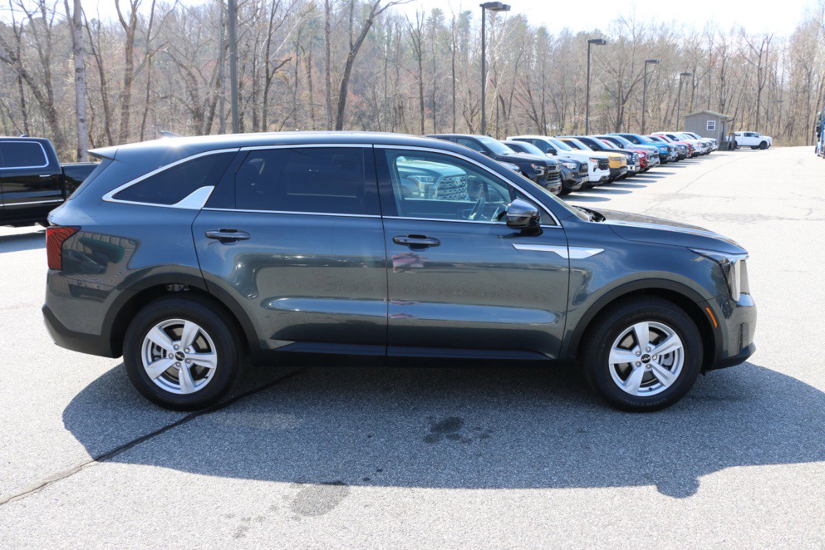 Used 2024 Kia Sorento LX image 8