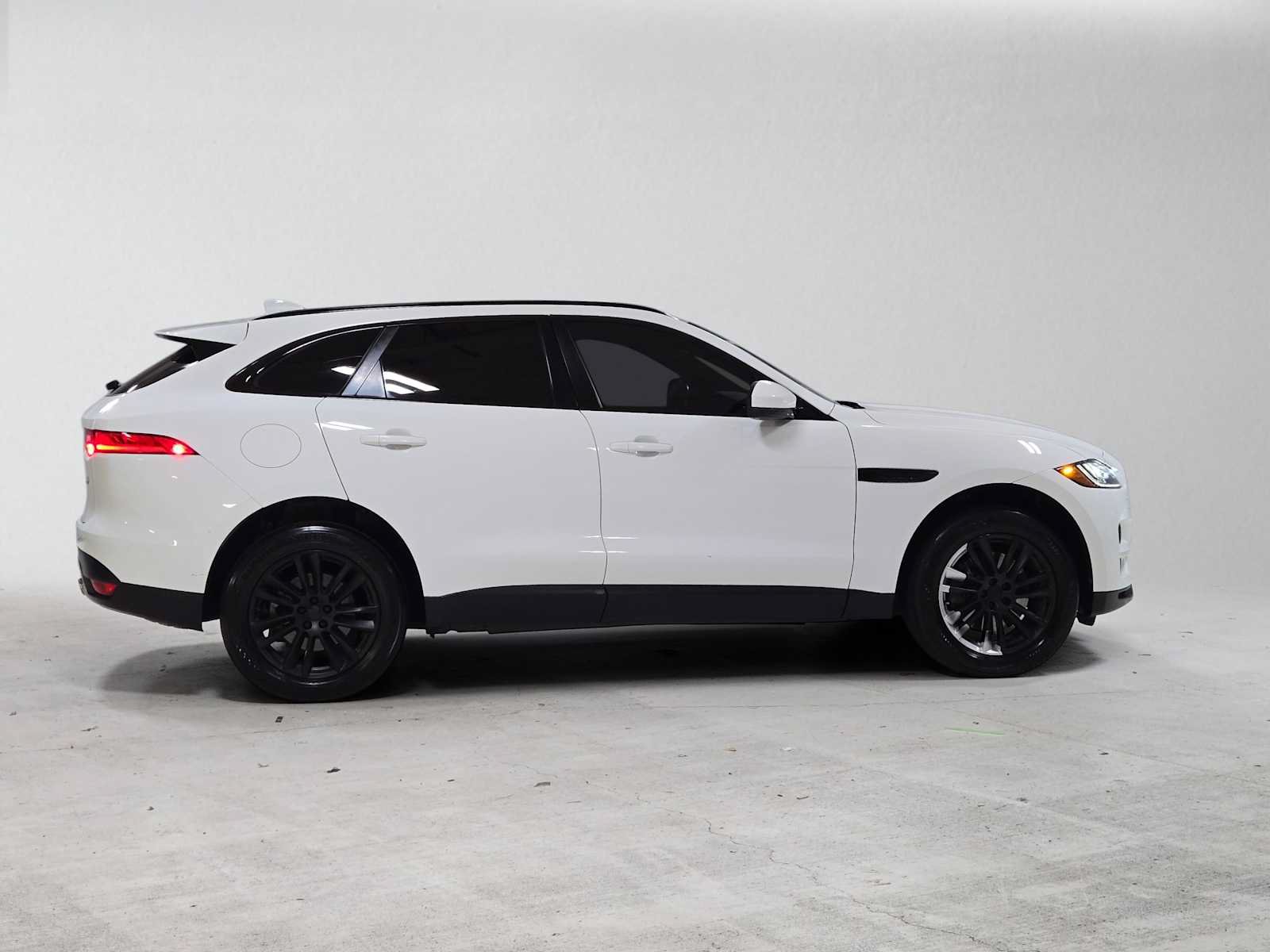Used 2017 Jaguar F-PACE Prestige AWD/4WD image 2