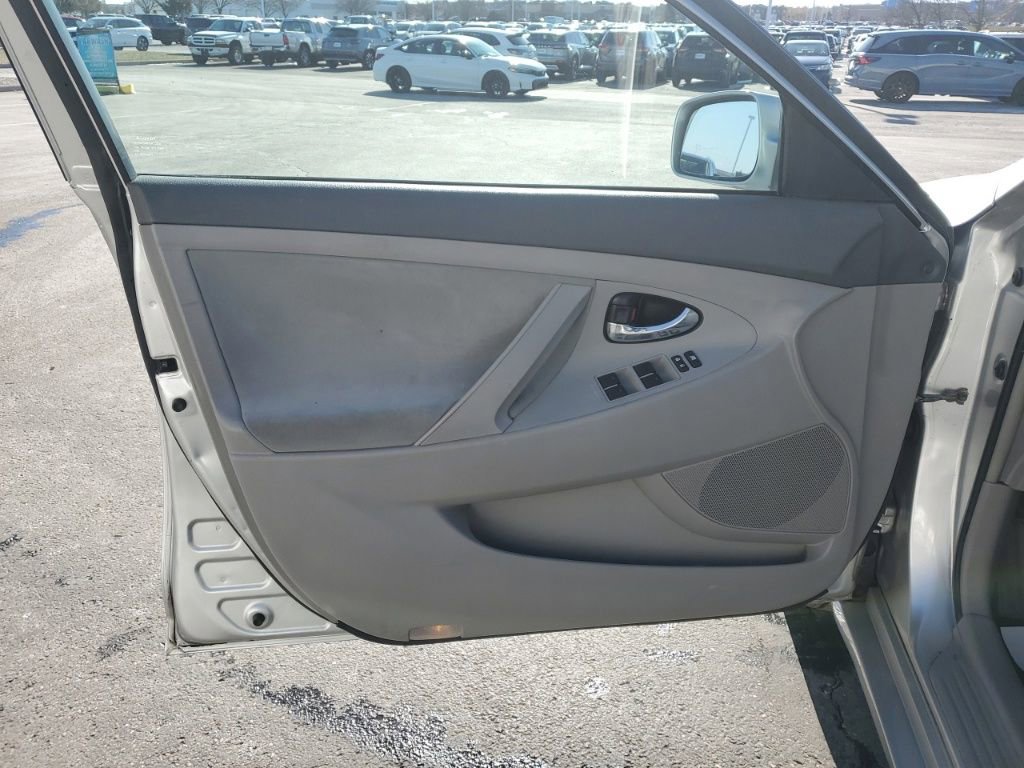 Used 2011 Toyota Camry LE image 21