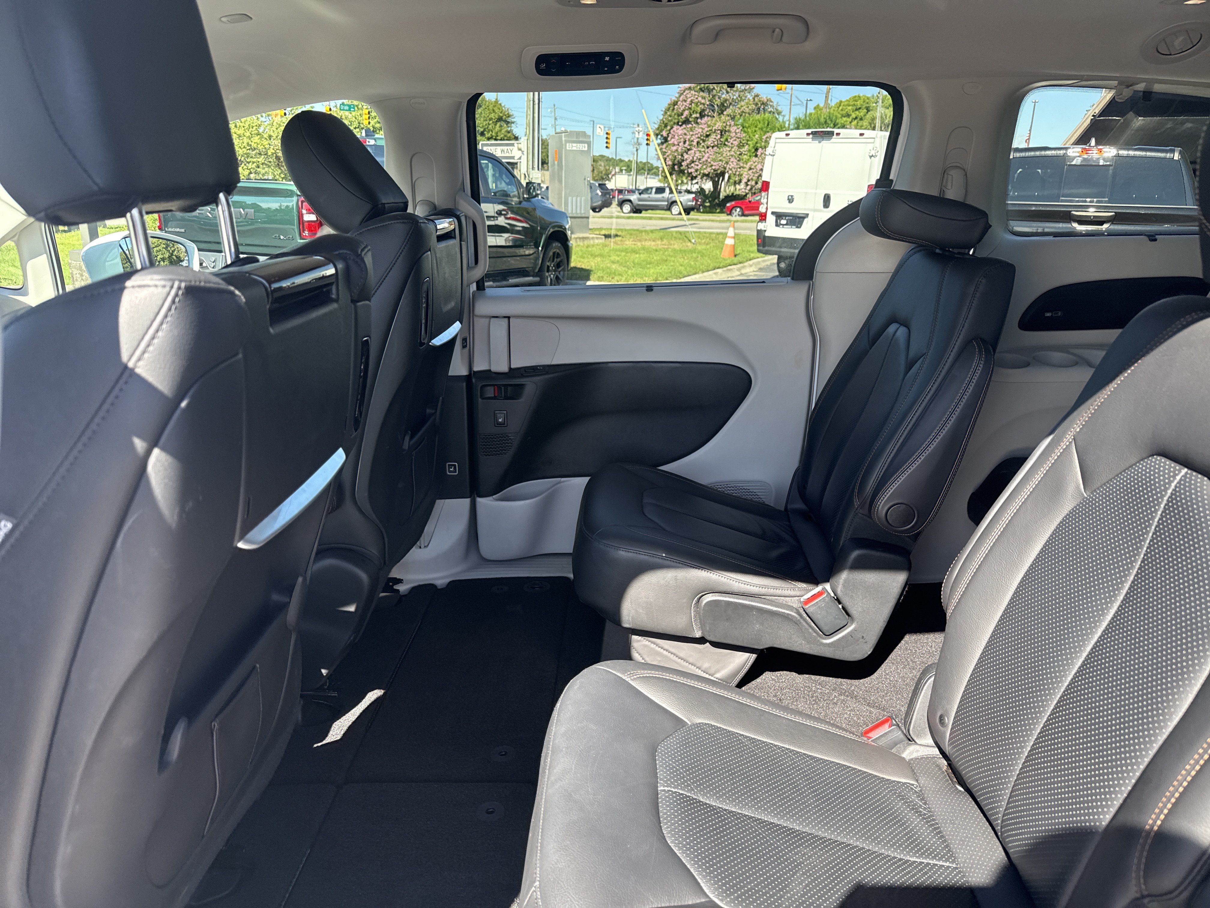 Used 2019 Chrysler Pacifica Touring-L Plus w/ Tire & Wheel Group FWD image 30