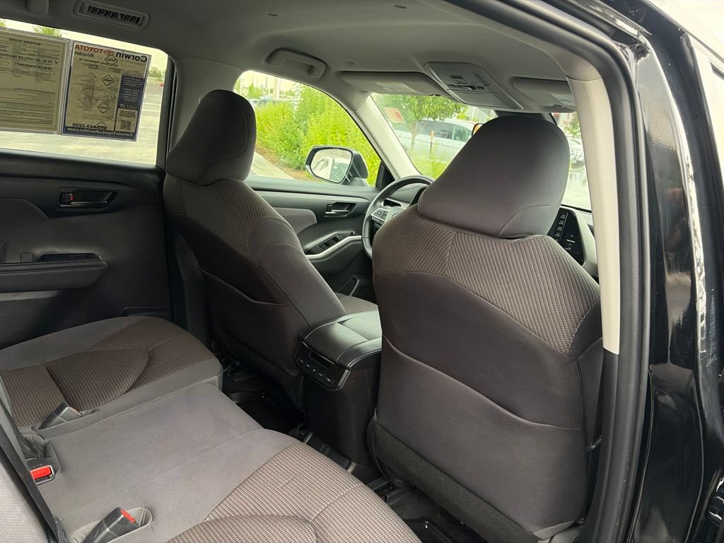Used 2022 Toyota Highlander LE AWD/4WD image 17