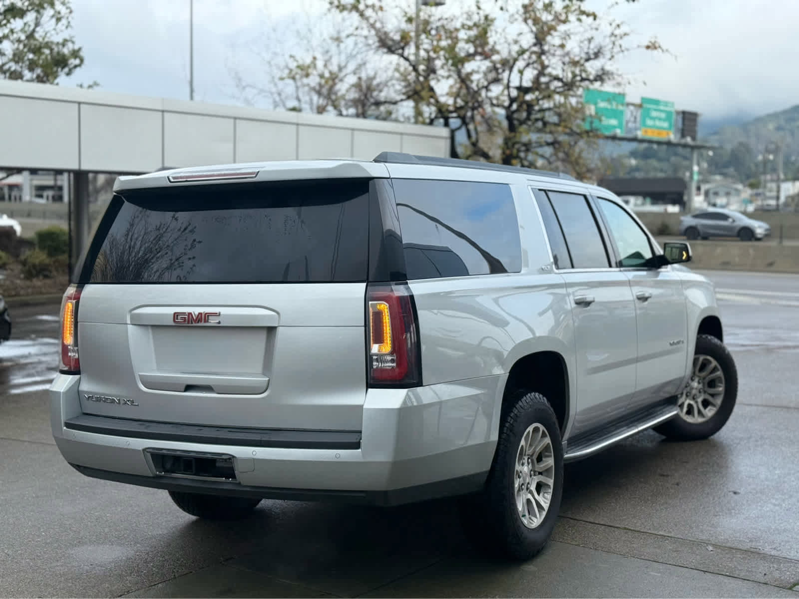 Used 2017 GMC Yukon XL SLT image 5