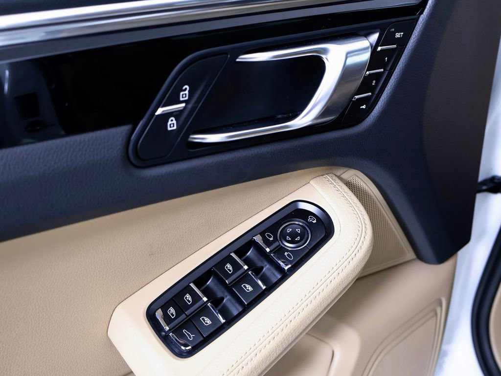 Certified 2025 Porsche Macan AWD/4WD image 21