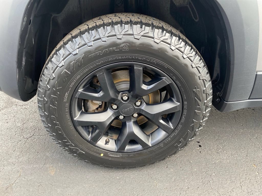 Used 2018 Jeep Cherokee Trailhawk AWD/4WD image 15