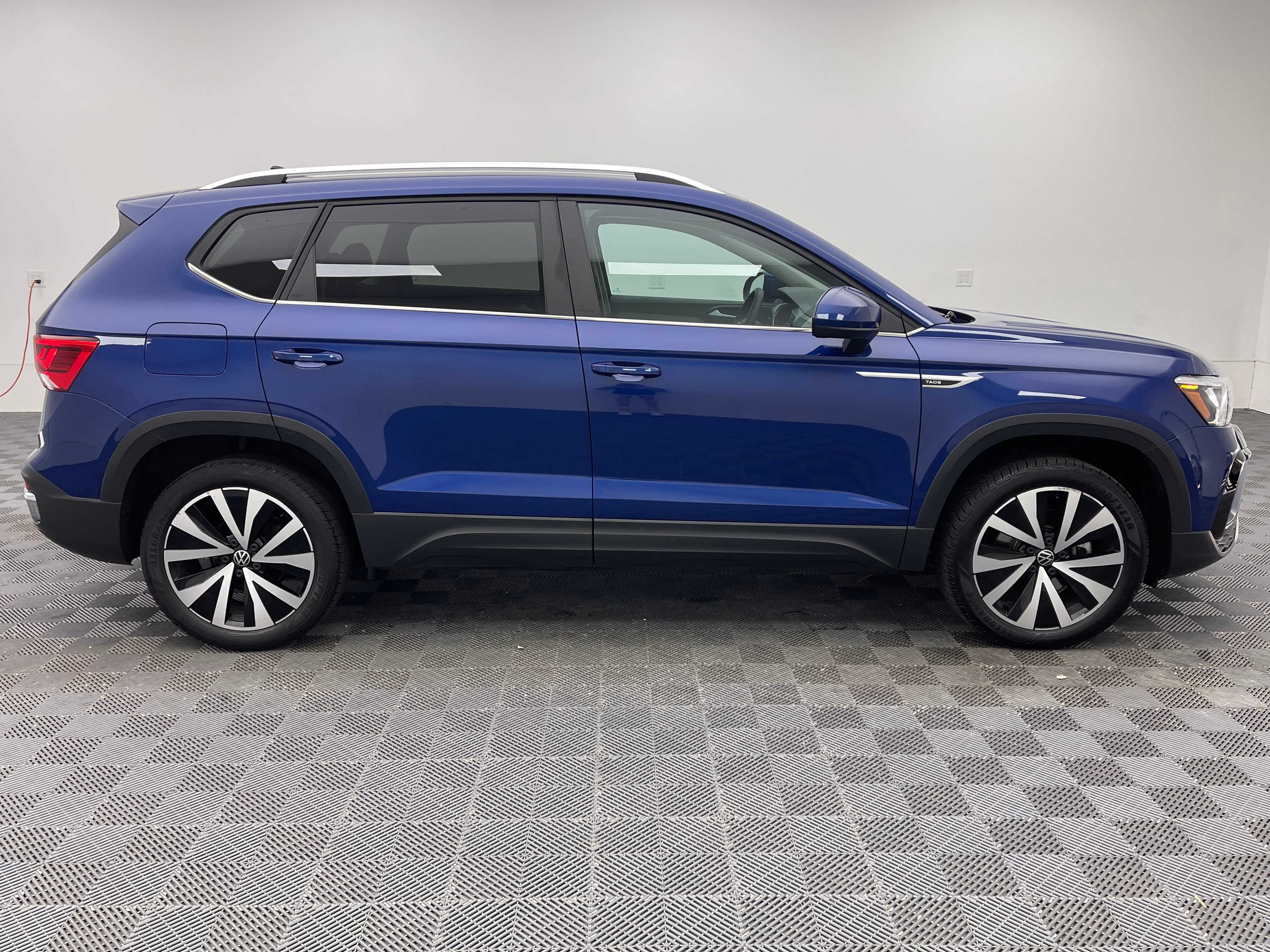 Used 2022 Volkswagen Taos SE w/ Panoramic Sunroof Package FWD image 6