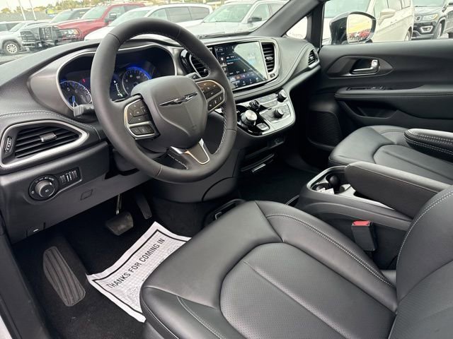 New 2026 Chrysler Pacifica Select image 2