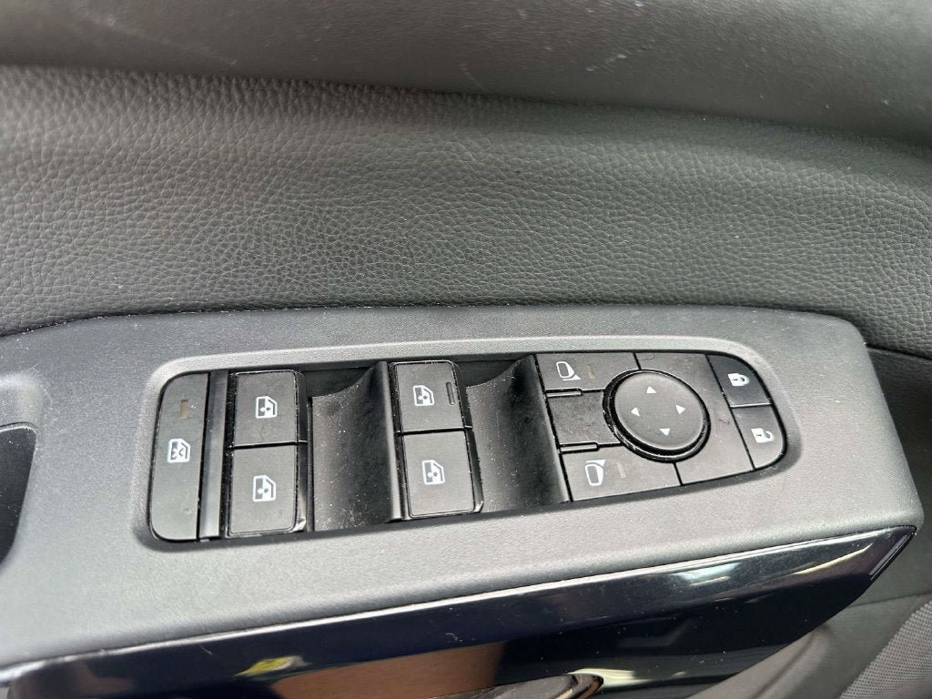 Used 2025 Nissan Pathfinder SV AWD/4WD image 34