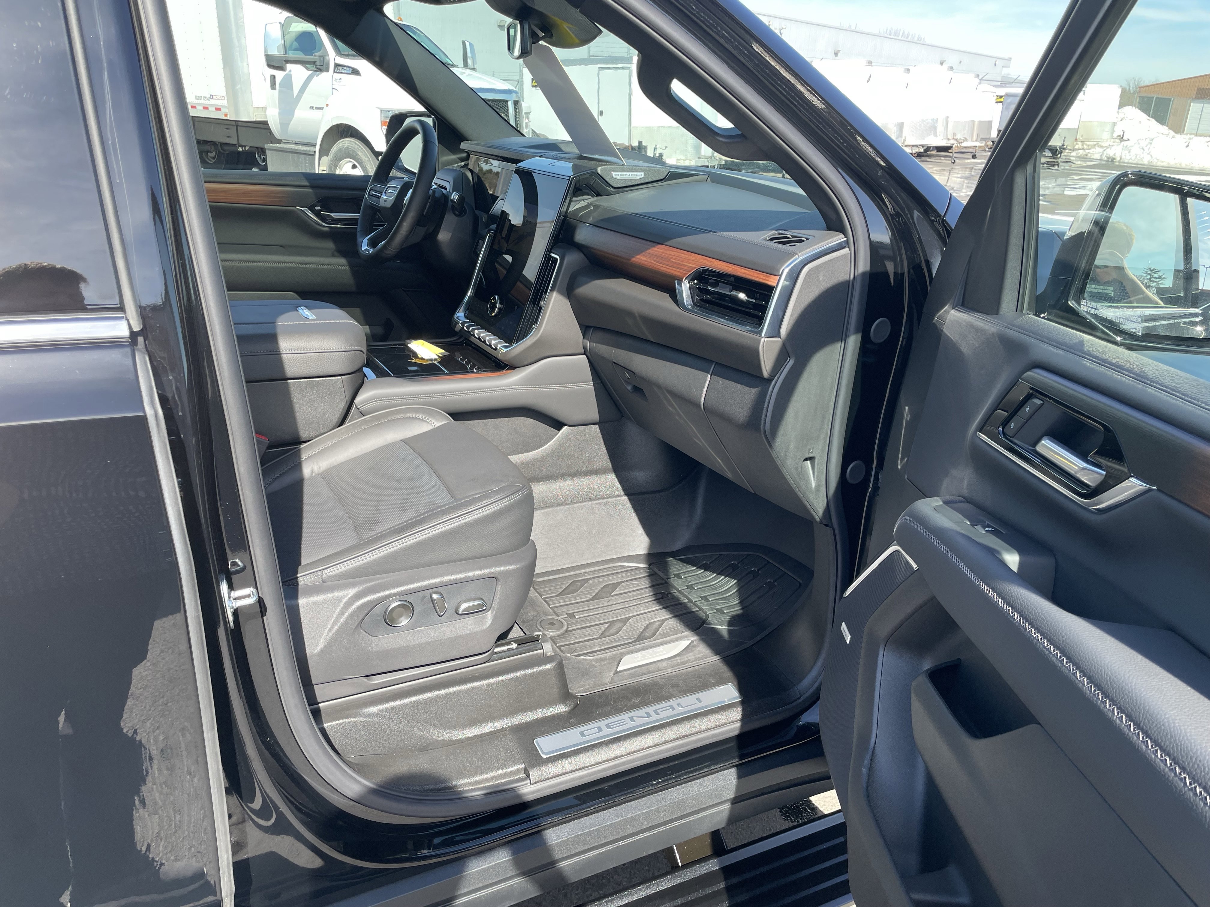 Used 2026 GMC Yukon Denali w/ Sun & Power Step Package image 24