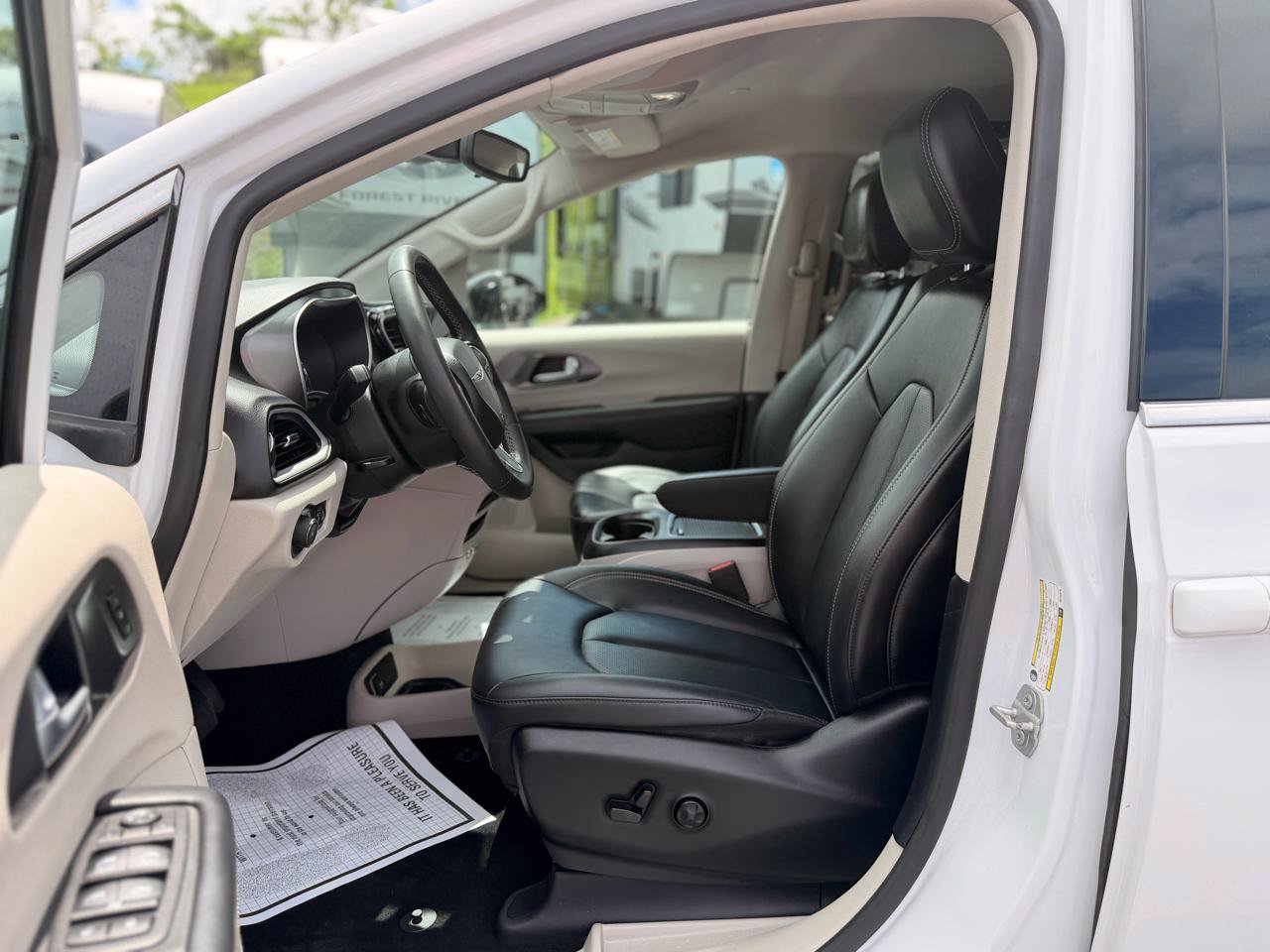 Used 2024 Chrysler Pacifica Touring-L FWD image 12