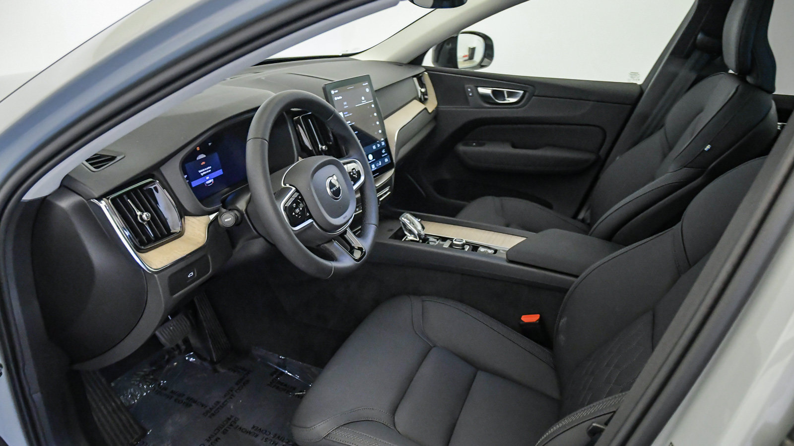 Certified 2026 Volvo XC60 B5 Plus w/ Climate Package PRO AWD/4WD image 17