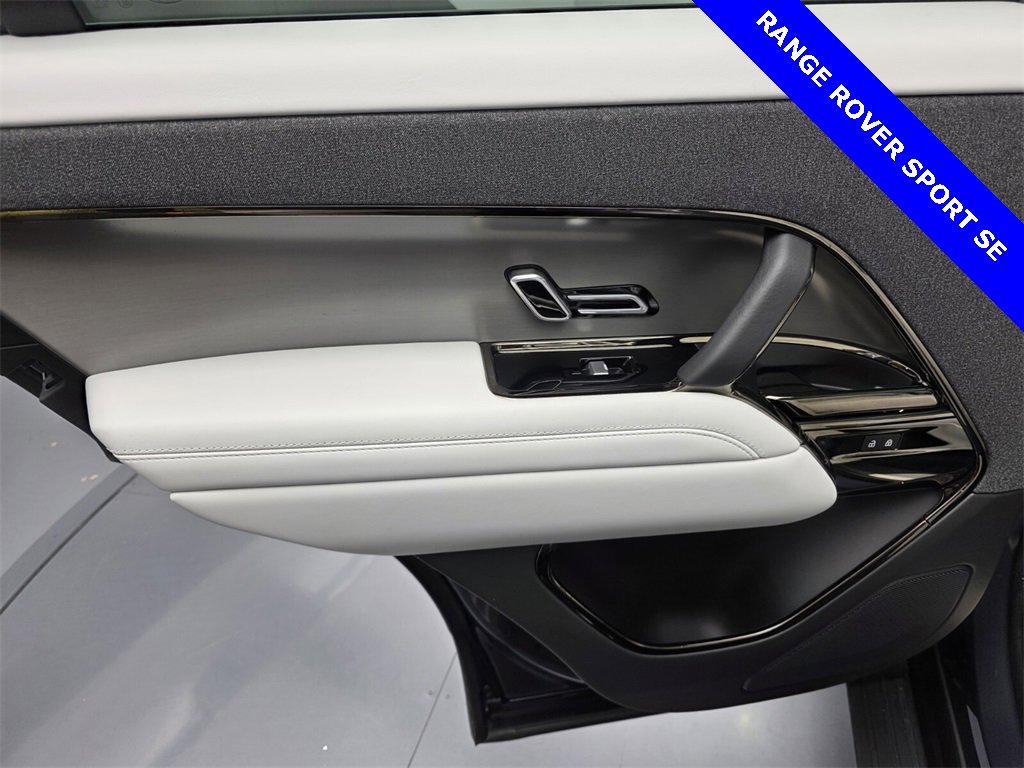 Used 2024 Land Rover Range Rover Sport SE image 16