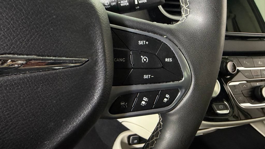 Used 2023 Chrysler Pacifica Touring-L FWD image 19