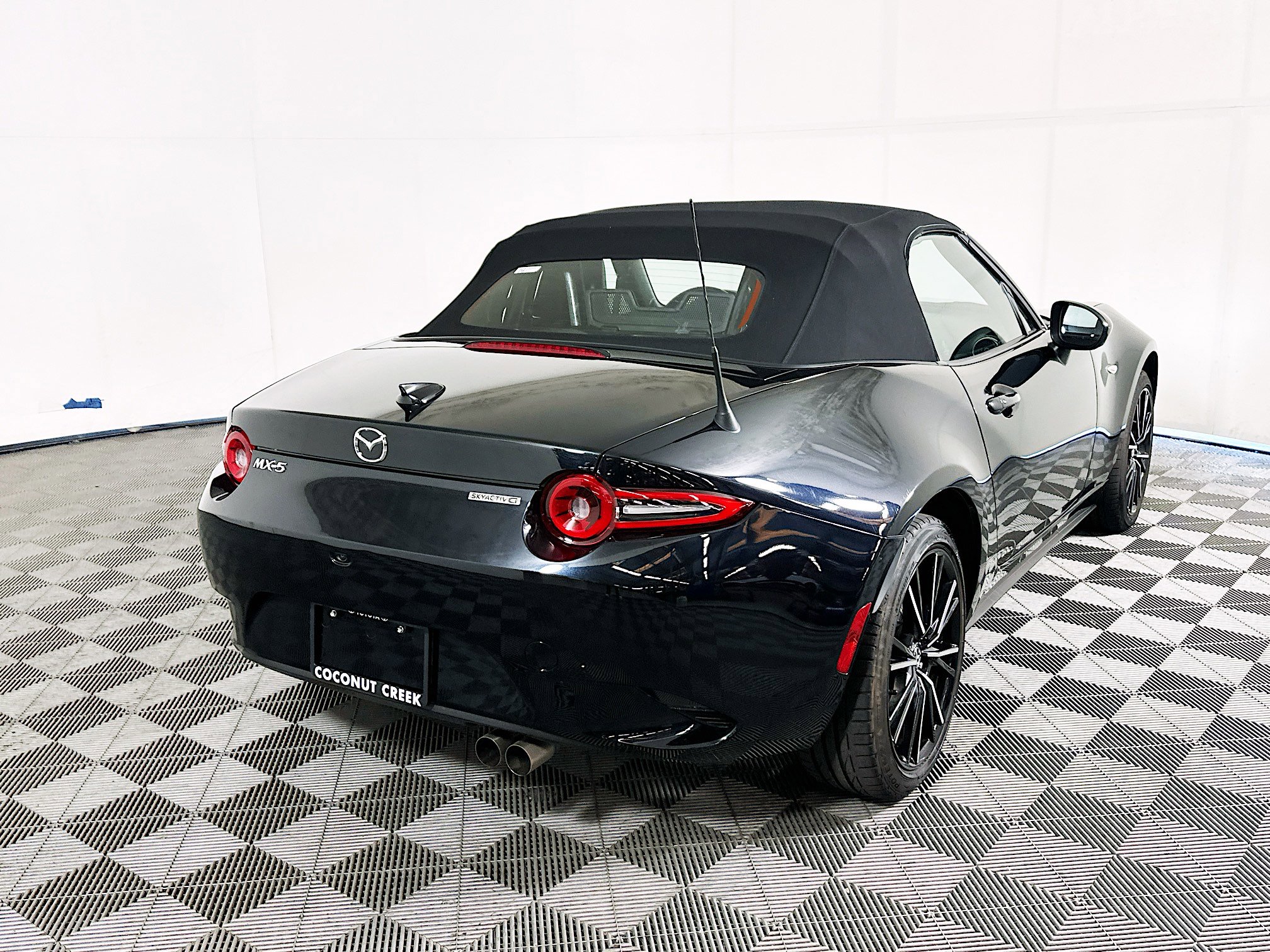 Used 2024 MAZDA MX-5 Miata Grand Touring RWD image 3