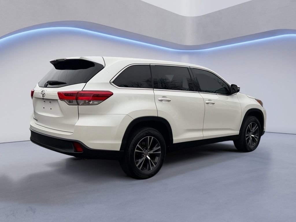 Used 2019 Toyota Highlander LE image 3