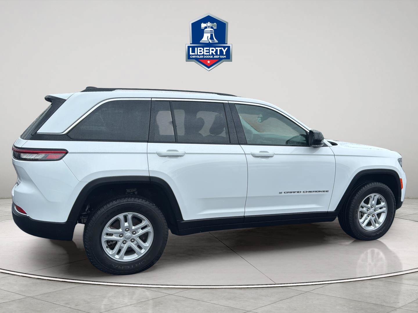 Used 2023 Jeep Grand Cherokee Laredo AWD/4WD image 12