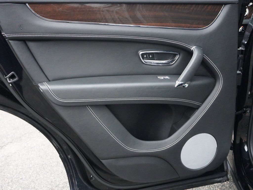 Used 2019 Bentley Bentayga image 26