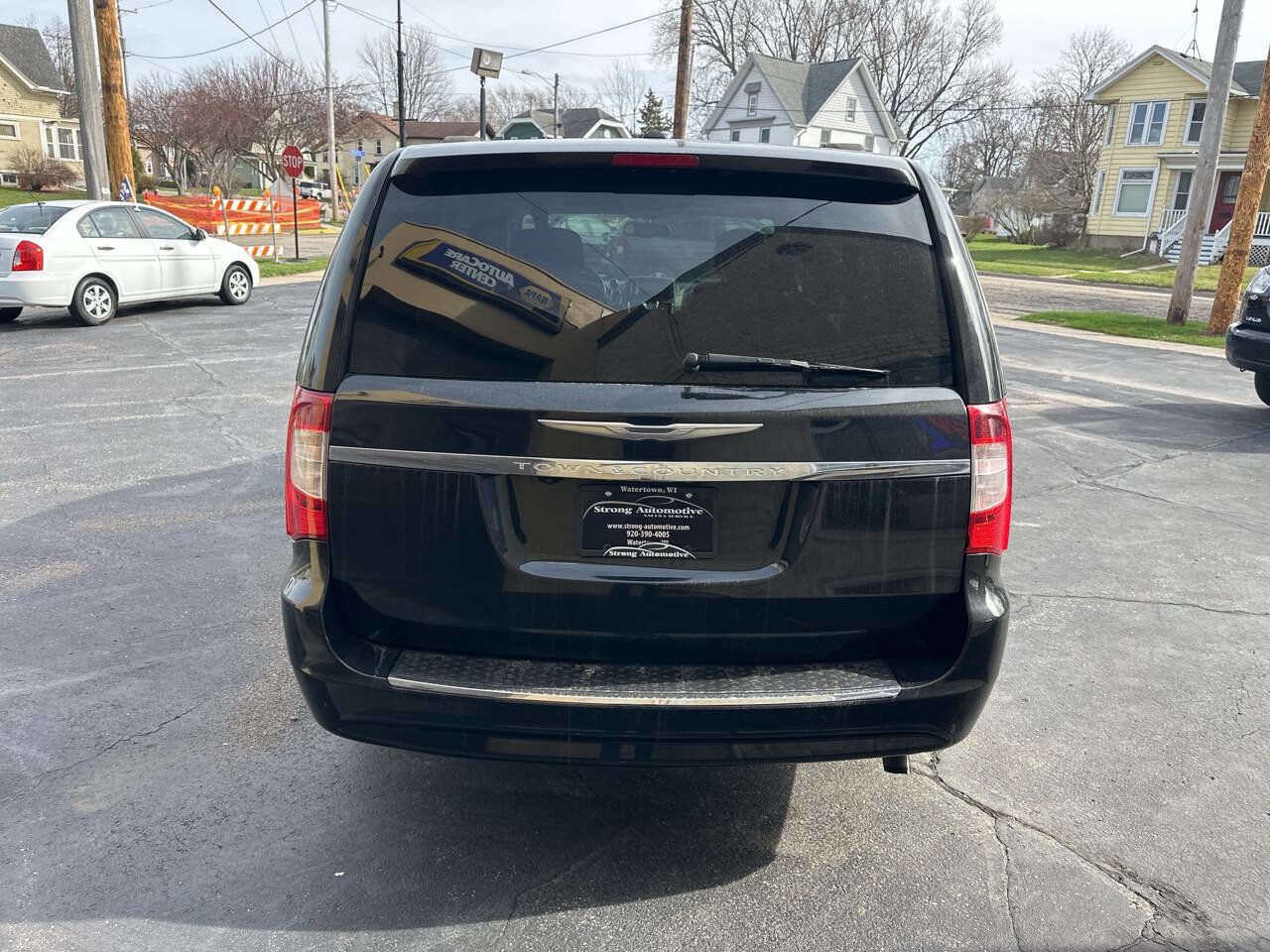 Used 2016 Chrysler Town & Country Touring w/ Driver Convenience Group image 4