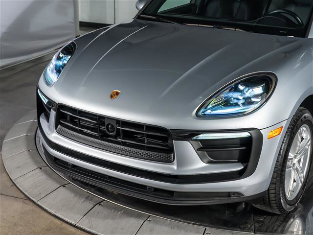 Certified 2025 Porsche Macan image 11