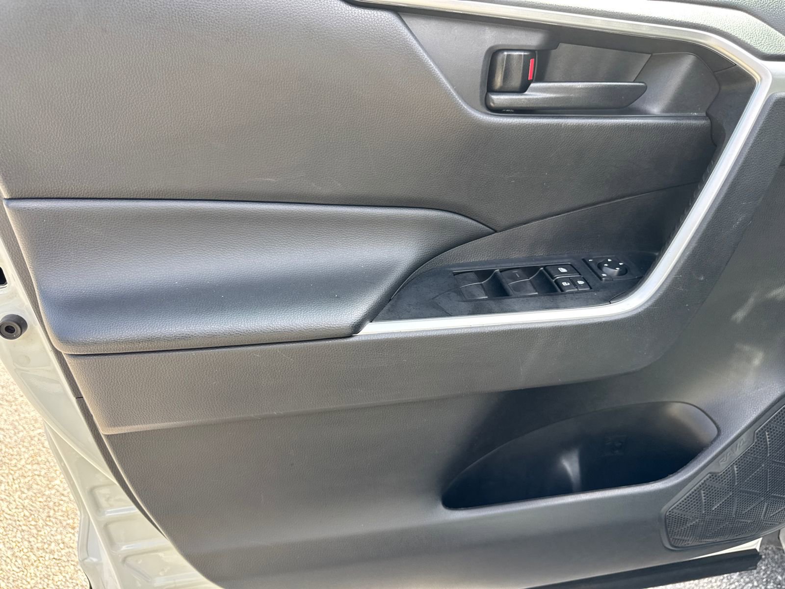 Used 2022 Toyota RAV4 LE image 10