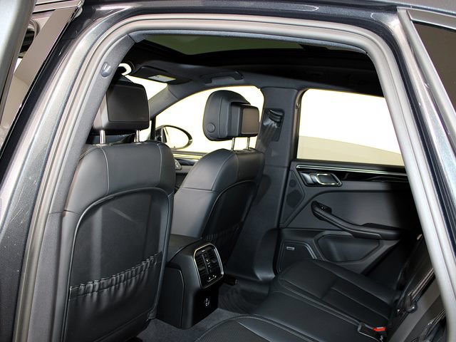 Certified 2023 Porsche Macan AWD/4WD image 21
