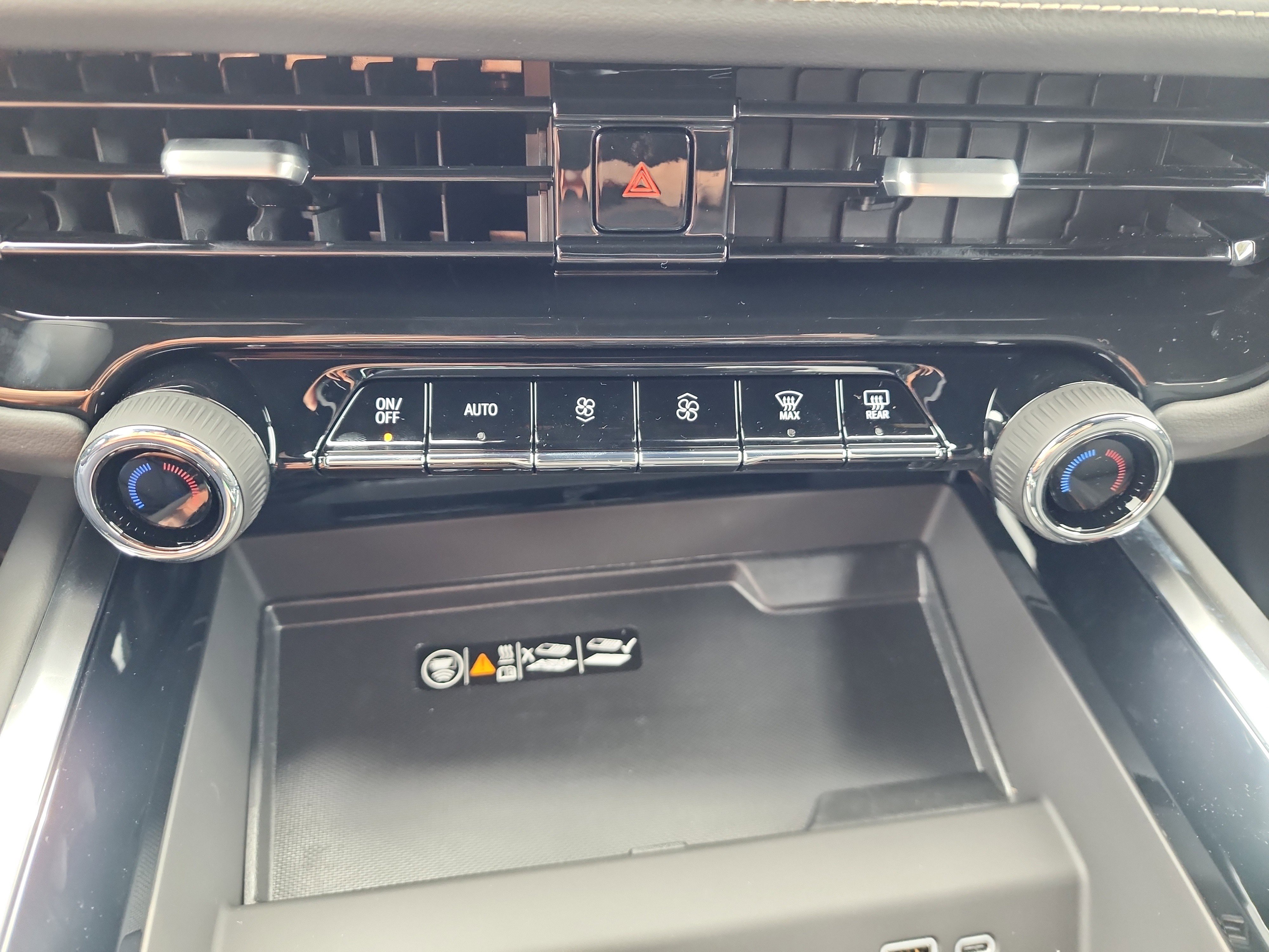 New 2025 Chevrolet Suburban Premier image 16