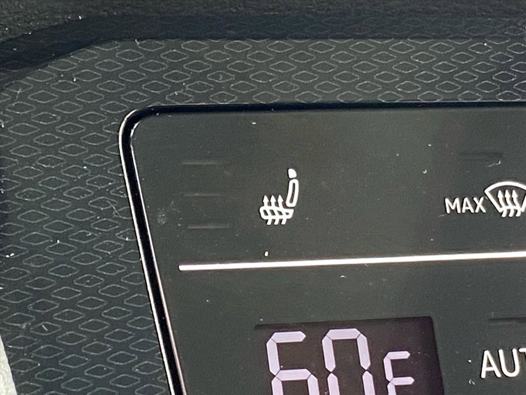 Used 2025 Volkswagen Taos SE image 18