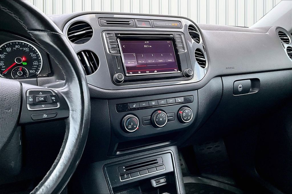 Used 2017 Volkswagen Tiguan S image 9