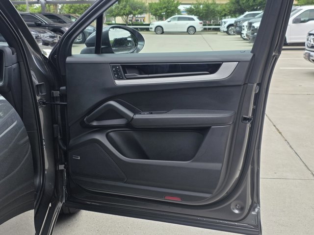 Used 2025 Porsche Cayenne image 10