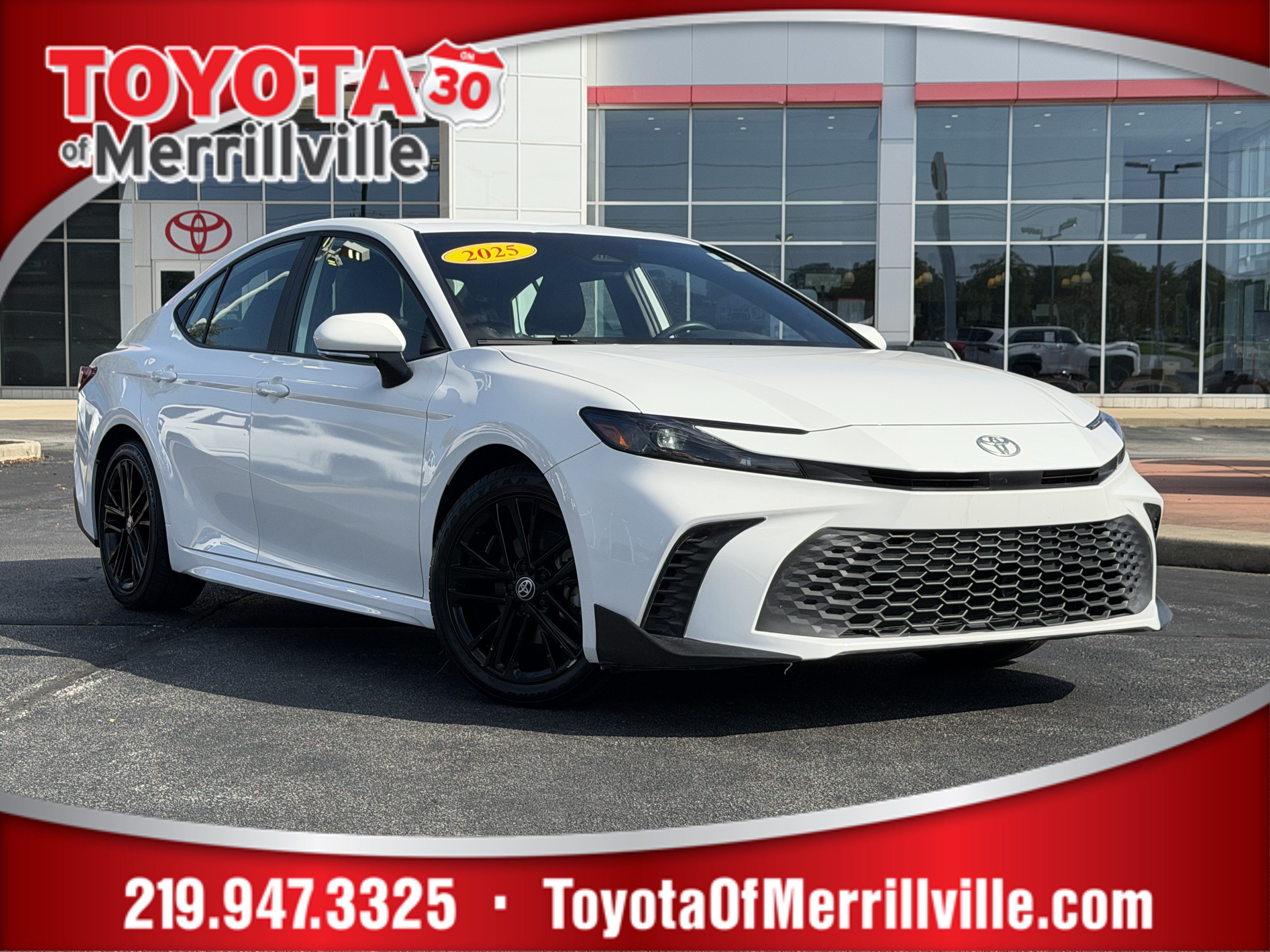 Used 2025 Toyota Camry SE FWD image 1