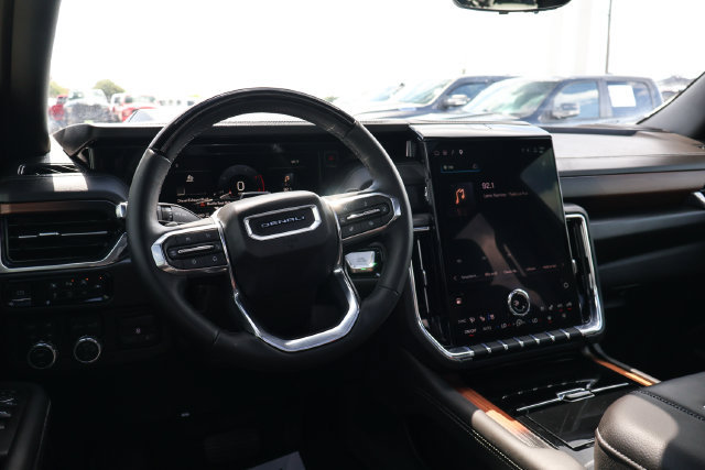 Used 2026 GMC Yukon Denali w/ Denali Reserve Package AWD/4WD image 13