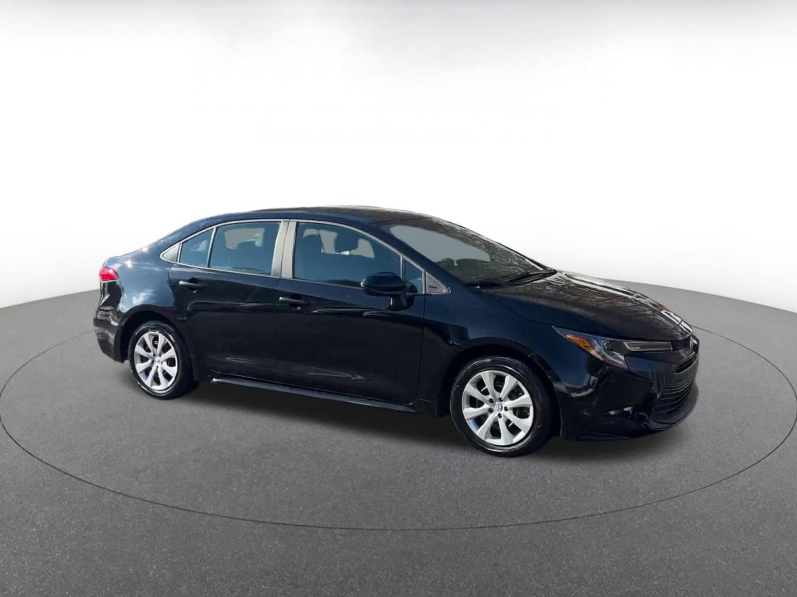 Used 2025 Toyota Corolla LE image 2