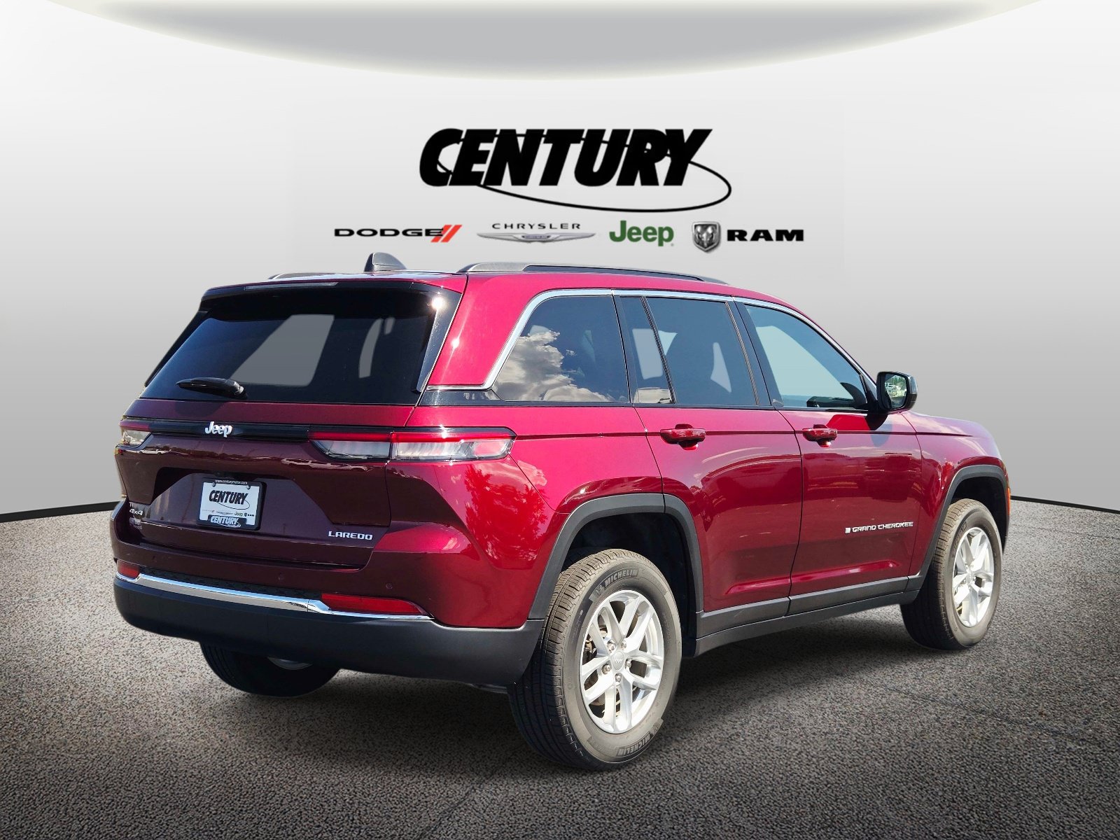 Used 2025 Jeep Grand Cherokee Laredo X w/ Luxury Tech Group I AWD/4WD image 4
