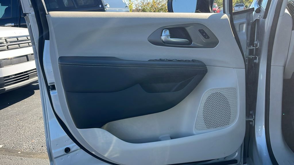 Used 2024 Chrysler Pacifica Touring-L image 11