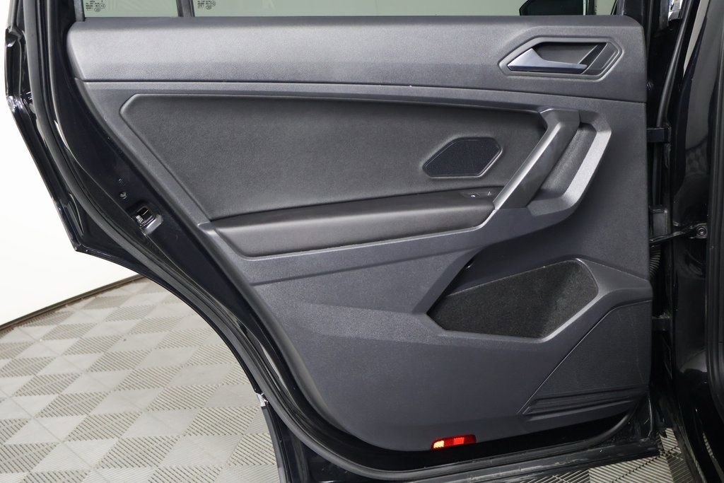 Used 2021 Volkswagen Tiguan SE w/ Panoramic Sunroof Package image 14