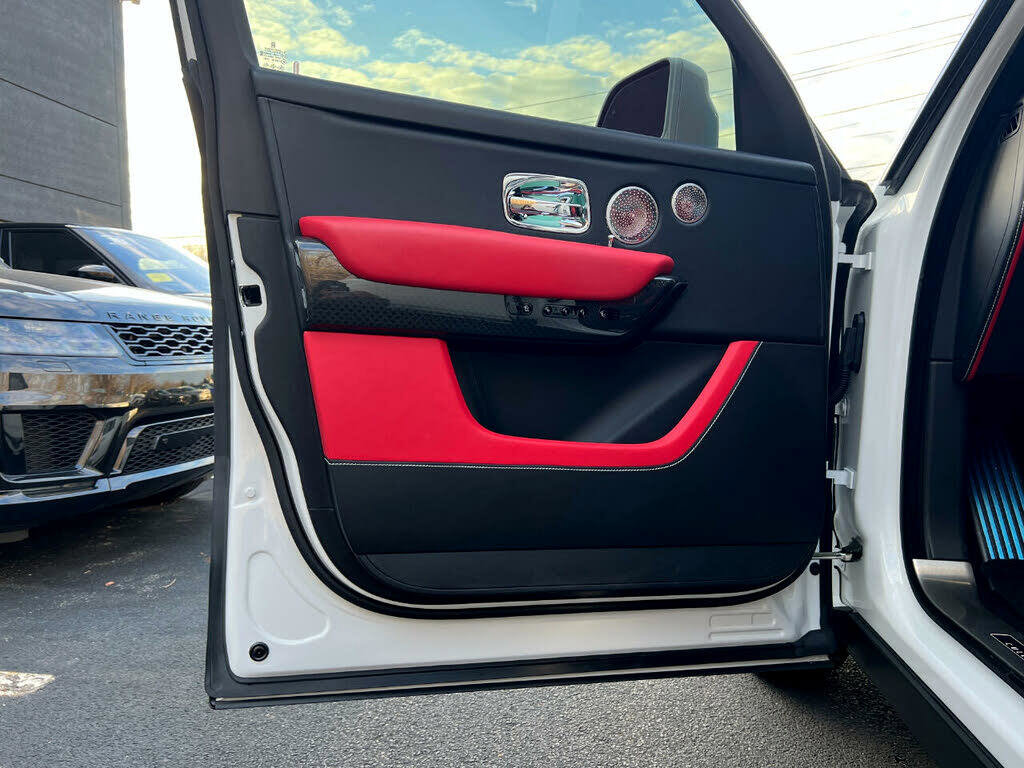 Used 2022 Rolls-Royce Cullinan Black Badge image 24