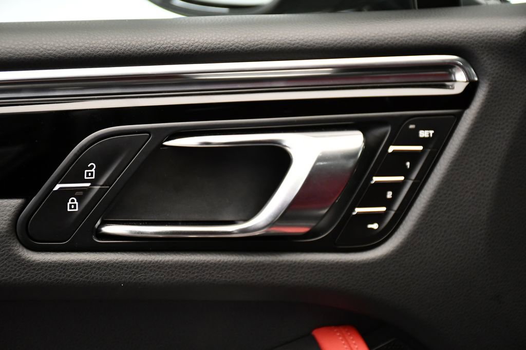 Certified 2025 Porsche Macan image 36