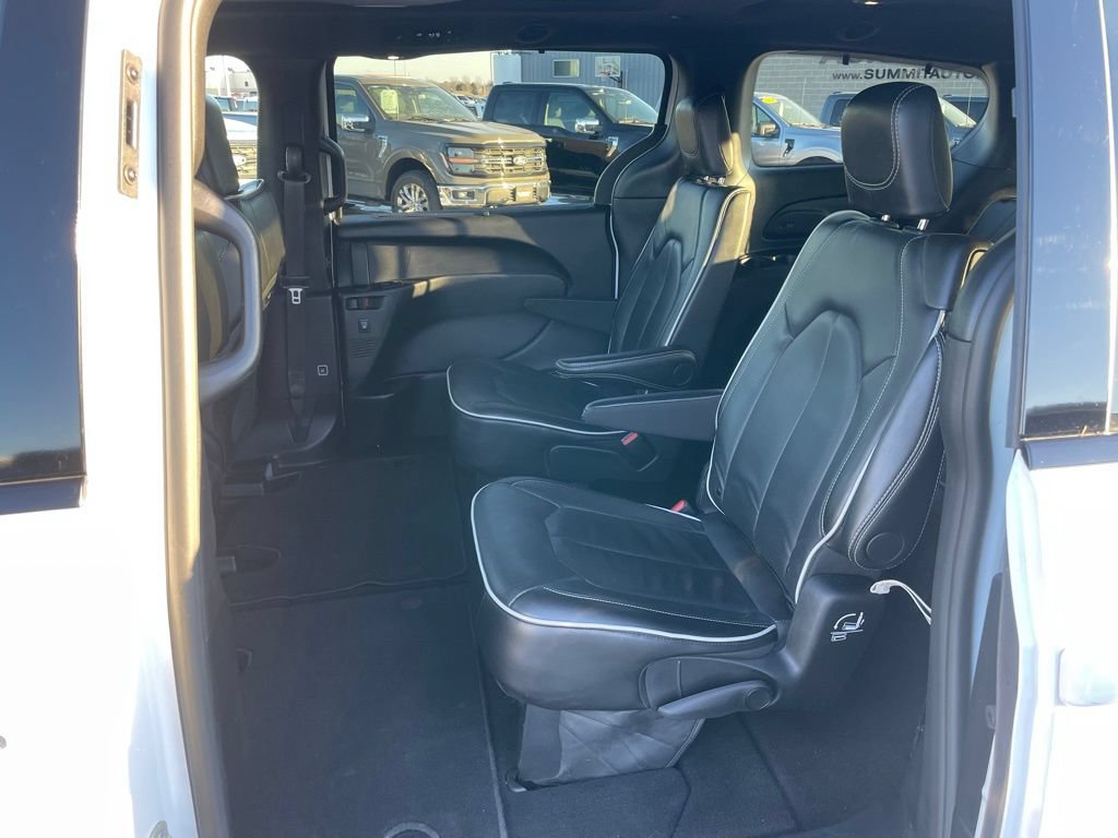 Used 2025 Chrysler Pacifica Limited FWD image 8