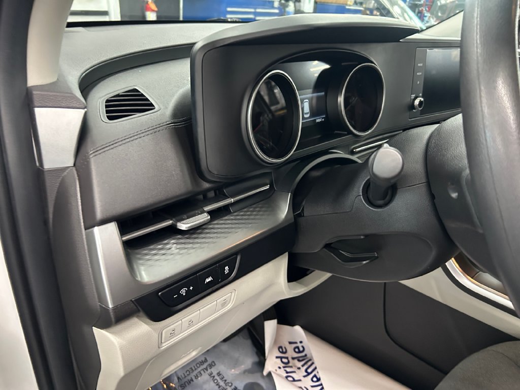 Used 2022 Kia Carnival LX FWD image 25