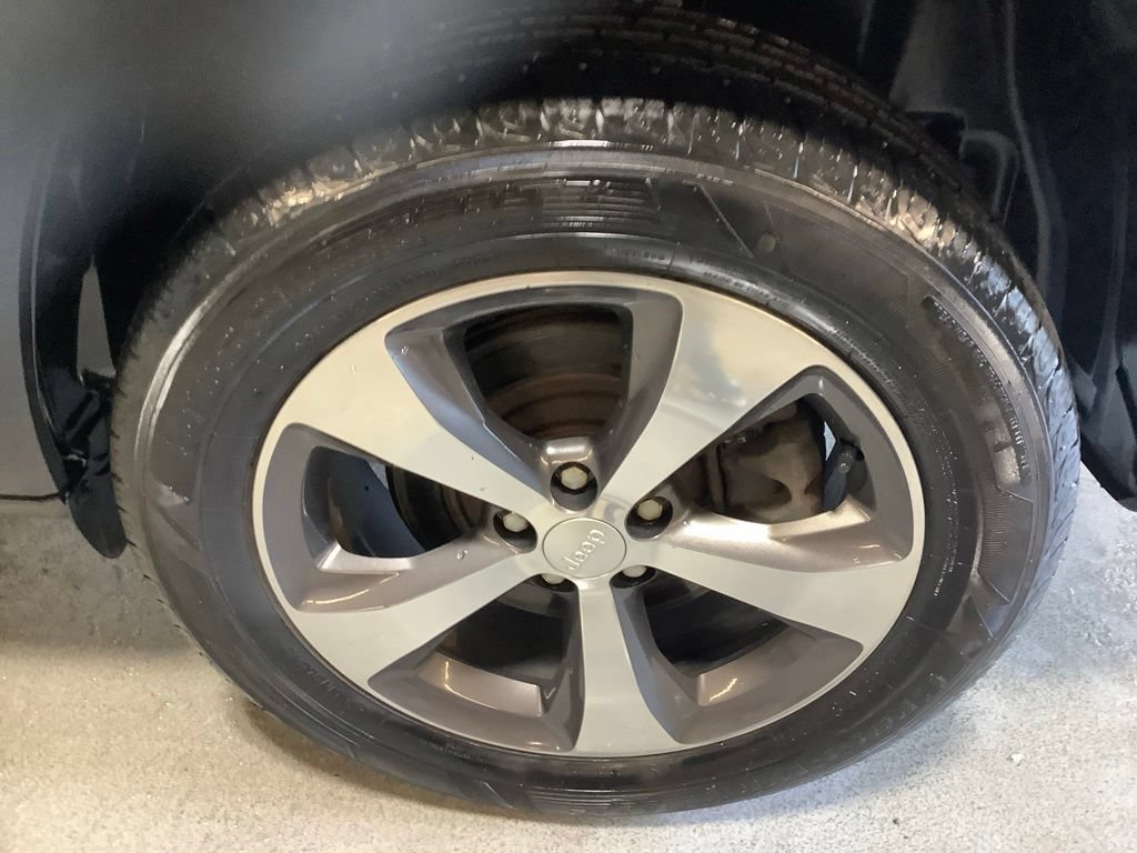 Certified 2019 Jeep Cherokee Limited AWD/4WD image 10