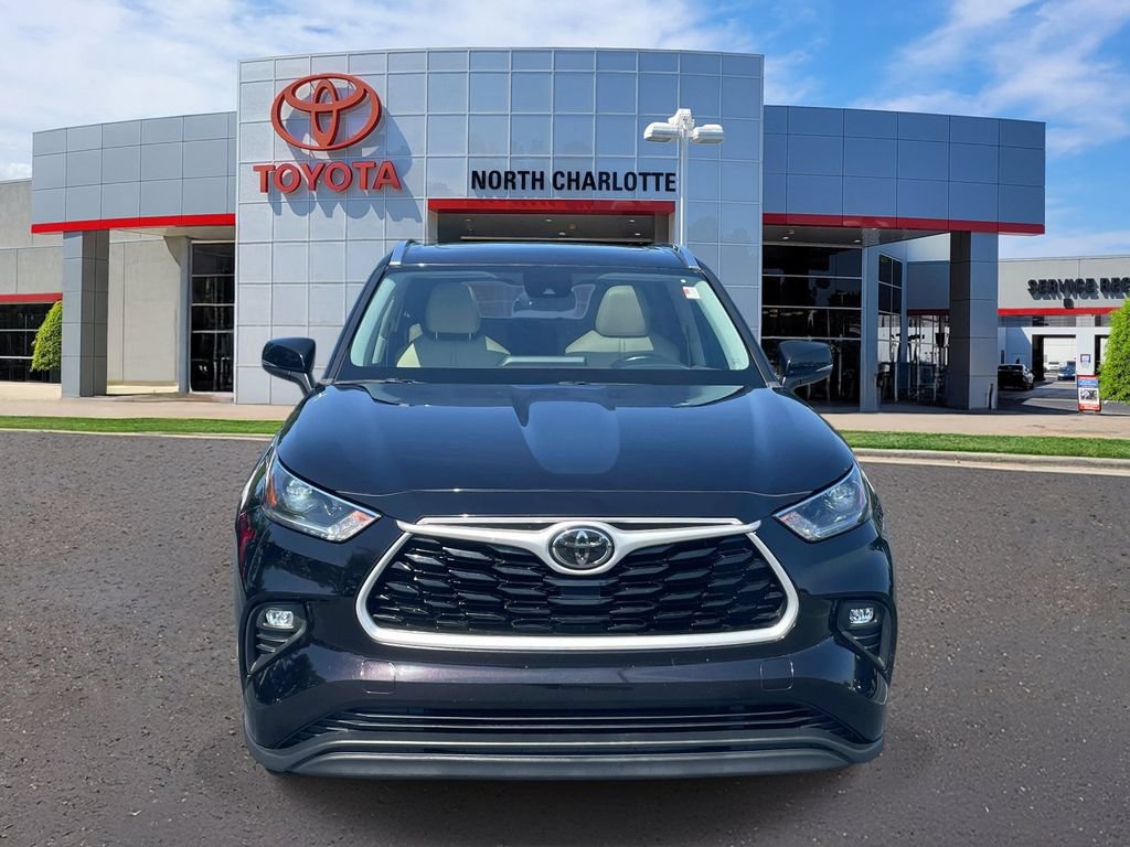 Used 2021 Toyota Highlander XLE FWD image 2