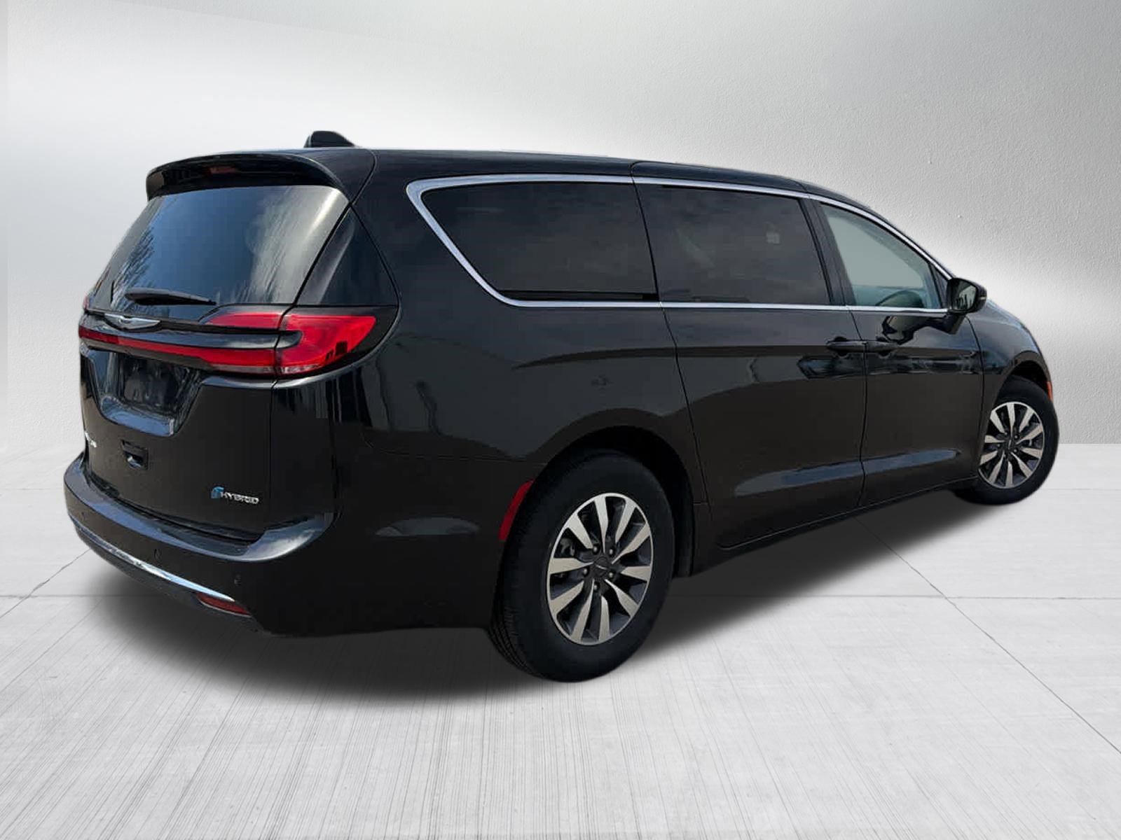 Used 2023 Chrysler Pacifica Touring-L FWD image 4