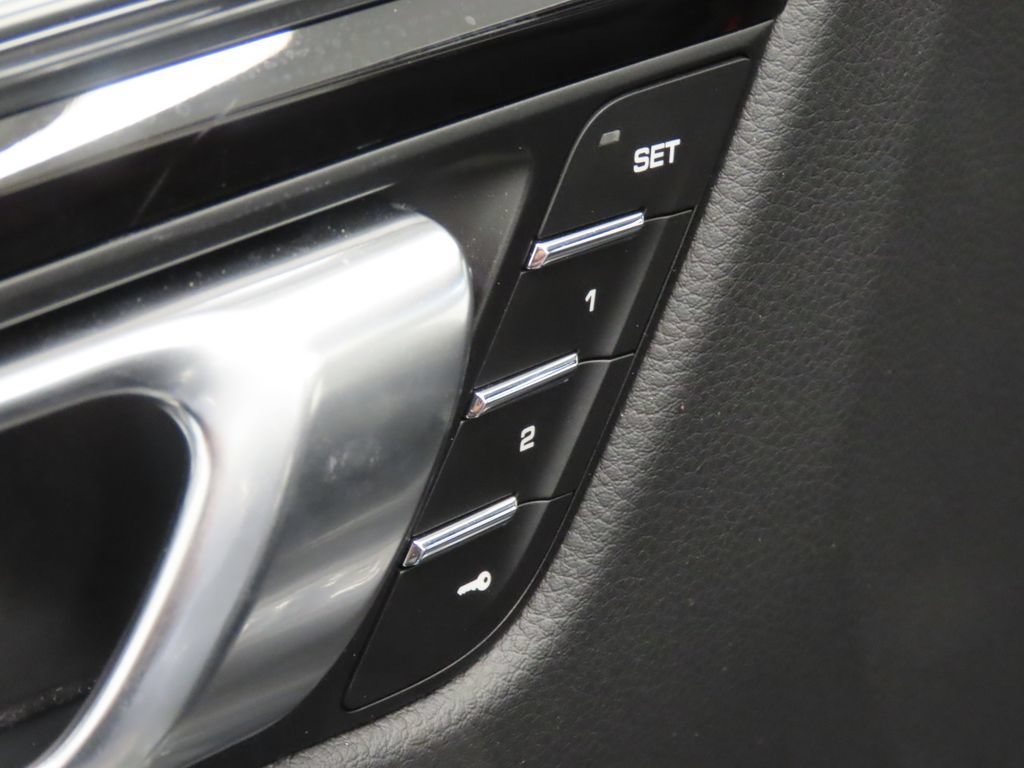 Certified 2026 Porsche Macan AWD/4WD image 36