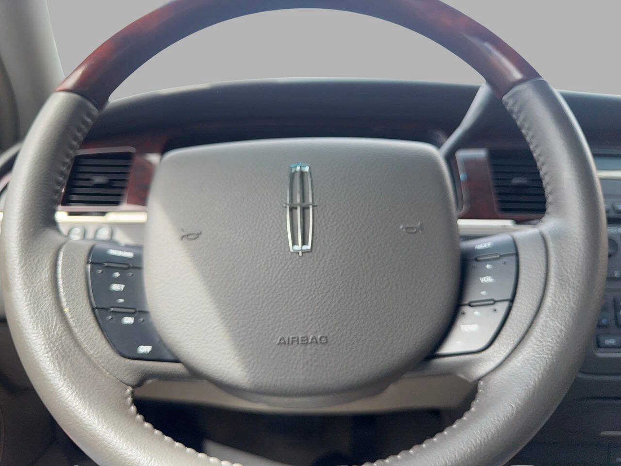 Used 2008 Lincoln Town Car Signature Limited RWD image 20